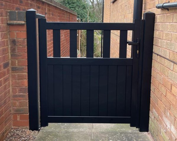 014PG – Partial Privacy Aluminium Gate (Vertical Infill)